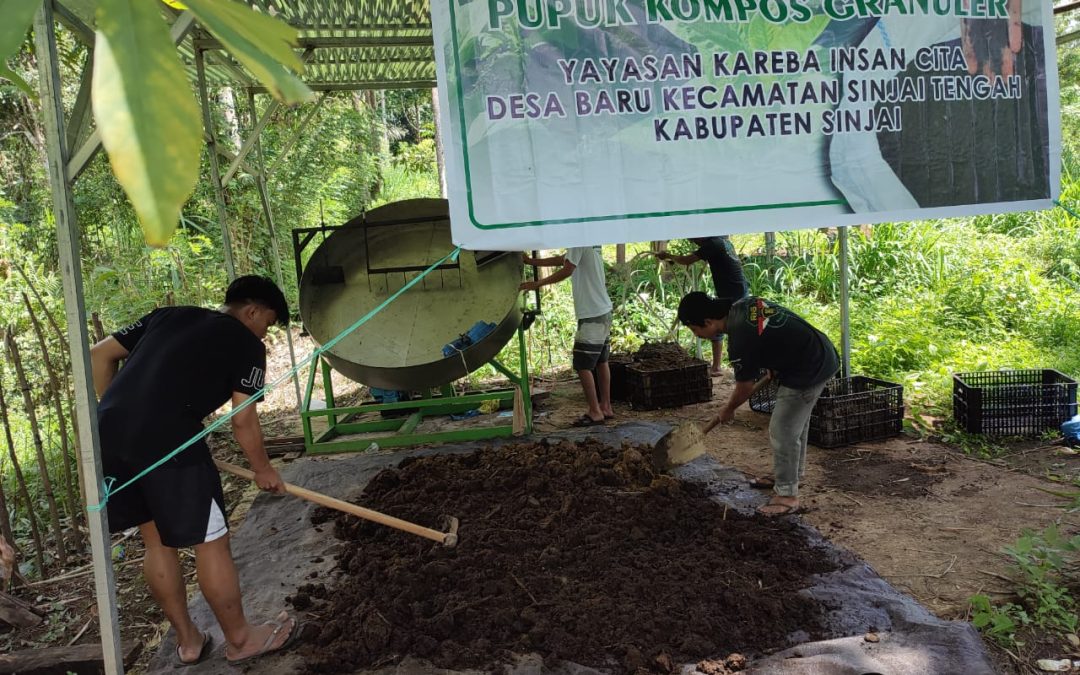 Pemuda Desa Baru Manfaatkan Kotoran Ternak Jadi Pupuk Kompos